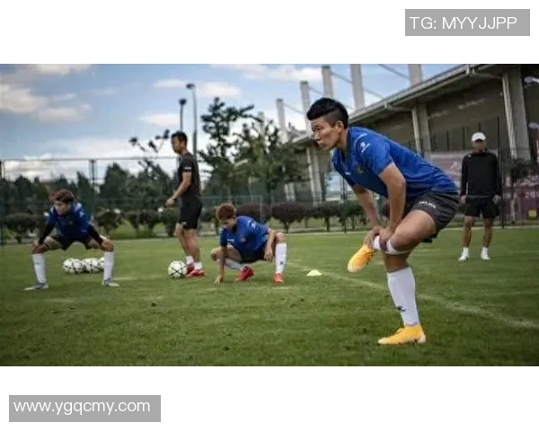 通过独特外貌和球场表现猜测足球明星的身份与特点